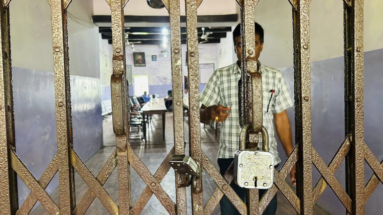 ठाकुरराम क्याम्पसमा शिक्षकलाई कार्यकक्षमै थुनेर विद्यार्थीको विरोध