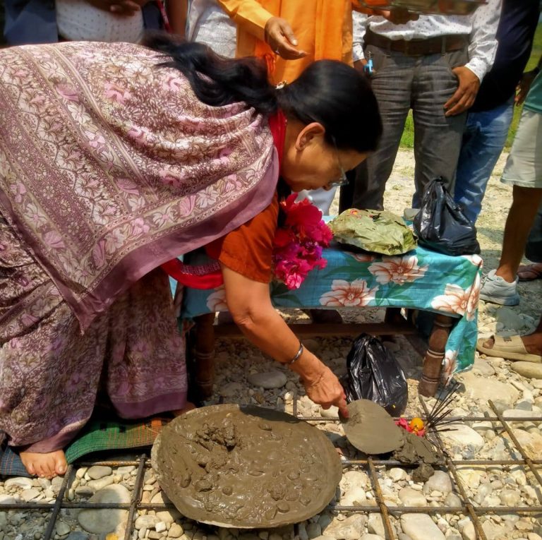 ठोरीमा पूर्वमन्त्री अर्यालद्वारा तीनवटा सडक योजनाको शिलान्यास