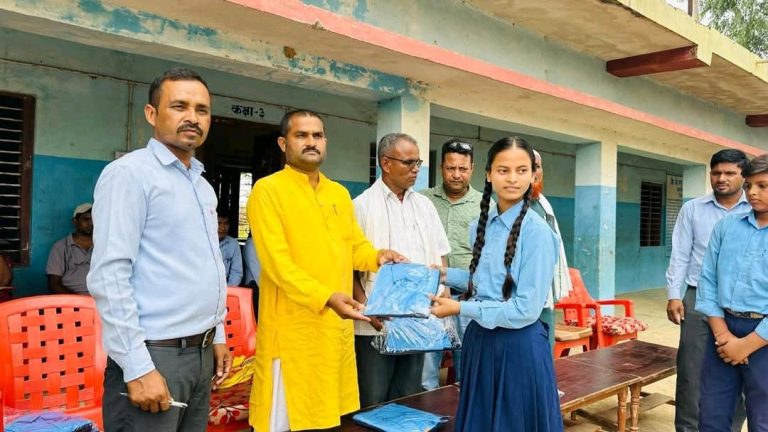 जगरनाथपुरका उत्कृष्ट विद्यार्थीलाई विद्यालय पोशाक वितरण