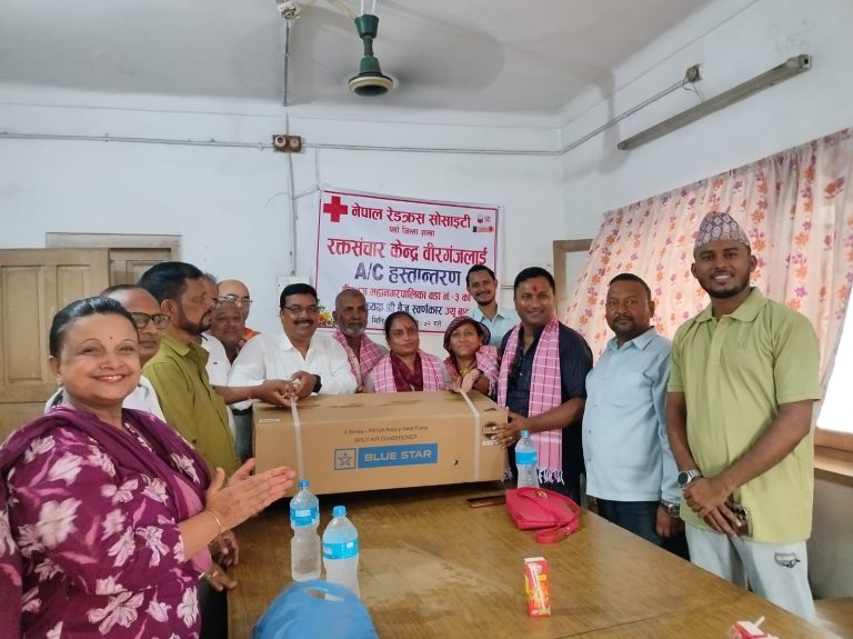 वडाअध्यक्ष स्वर्णकारद्वारा रक्तसञ्चार केन्द्र वीरगंजलाई एसी हस्तान्तरण