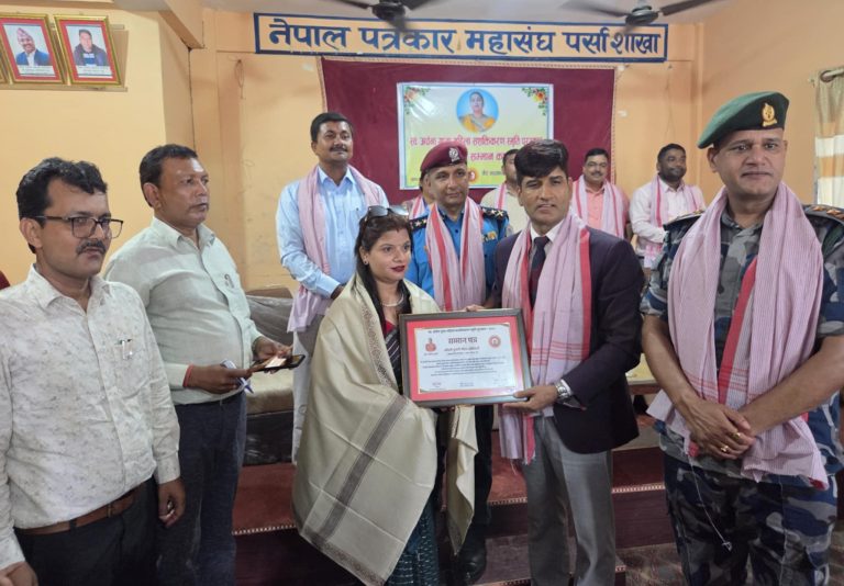 तुलसी पौडेललाई स्व. अर्चना गुप्ता महिला सशक्तिकरण पुरस्कार प्रदान