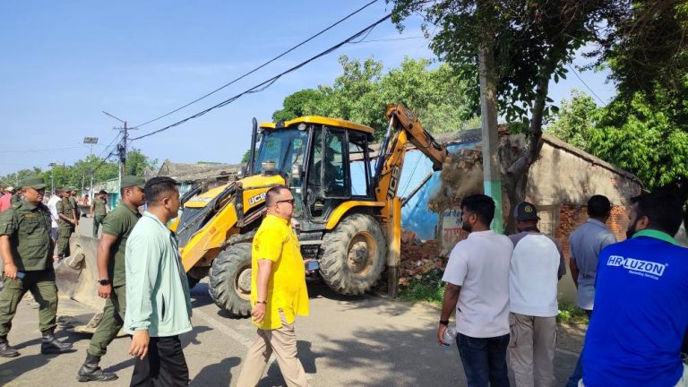 वीरगंजकाे मुख्य सडक विस्तार सुरु, अतिक्रमण हटाउन मेयर सिंहद्वारा डोजर परिचालन