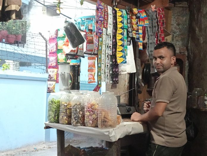 वीरगंजमा चिया बेच्दै गरेका स्नातक युवा हरिशंकर साह कानु