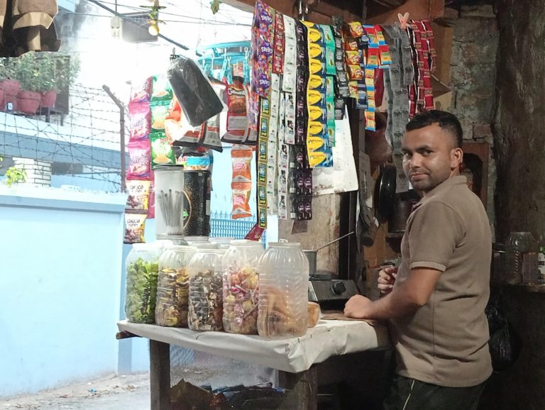 वीरगंजका शिवशंकर स्नातक पास भएर चिया बिक्रि गर्छन, मासिक ६० हजार कमाउन्छन्
