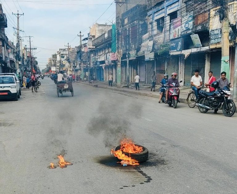 वीरगंजकाे मुख्य सडक विस्तारविरुद्ध घरधनीहरूको आक्रोश, बजार बन्द र प्रदर्शन