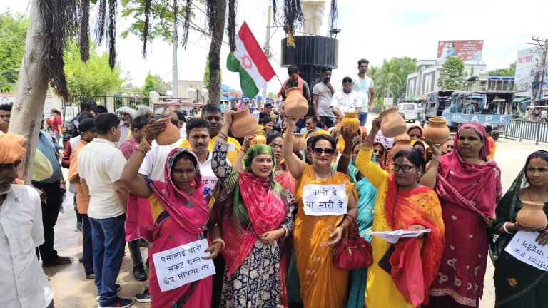 वीरगंजमा पानी संकटविरुद्ध महिला जनमत संघको घैटो-बाल्टिनसहित सडक प्रदर्शन