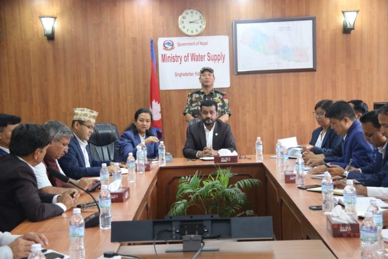 मधेशको पानी संकट समाधानमा विज्ञहरूसँग मन्त्री यादवको छलफल
