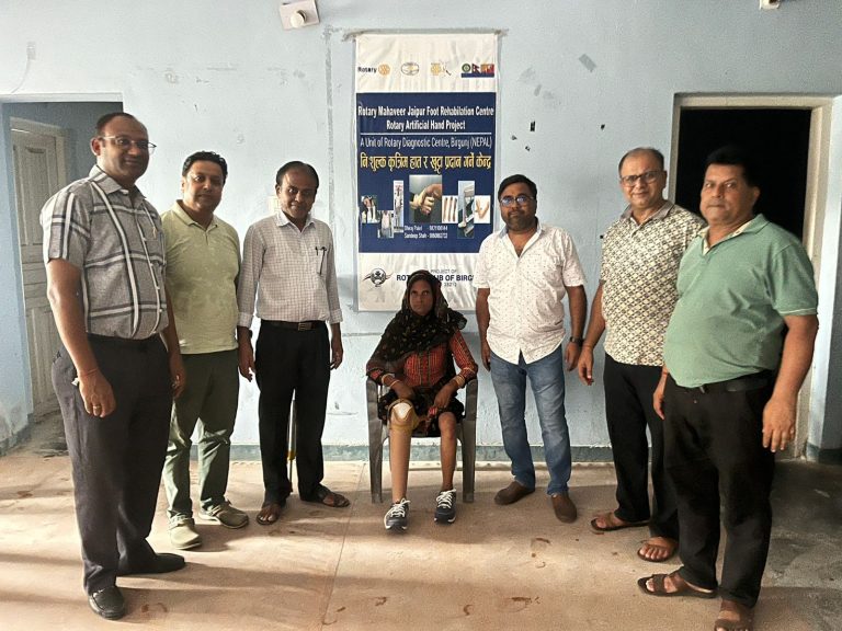 अपांग महिलालाई कृत्रिम खुट्टा प्रदान