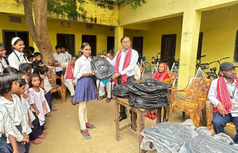 श्री ताराचन्दका विद्यार्थीलाई ब्याग वितरण