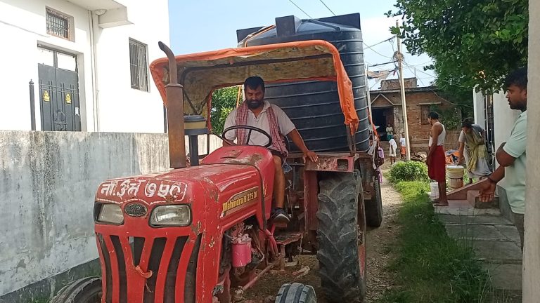 वीरगंज २४ का वडाध्यक्ष आफैँ ट्याक्टर चलाउँदै, पानी लिएर घर–घरमा