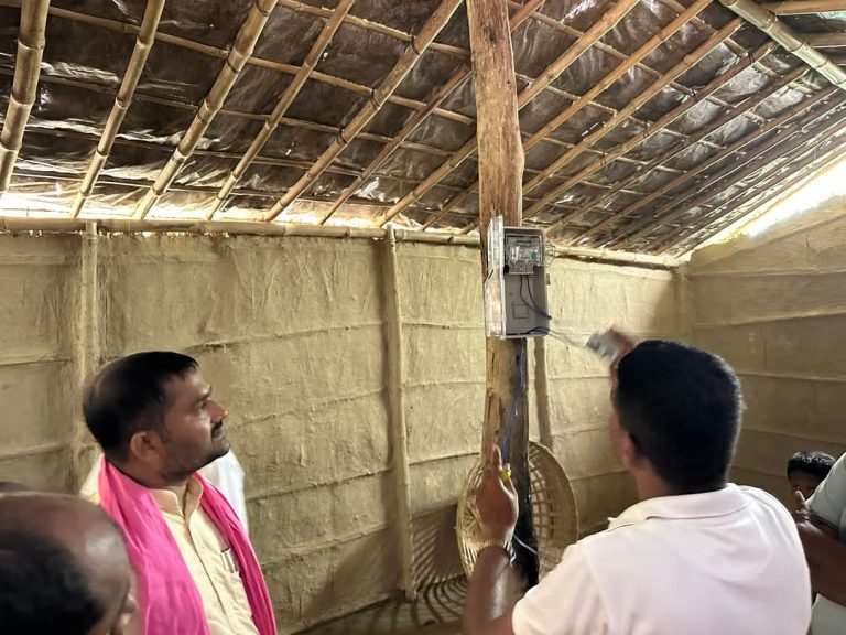 गाउँपालिका अध्यक्ष यादवको प्रयासले रंग्यायो मुसहर बस्ती, ८३ घरमा बत्ती बल्यो