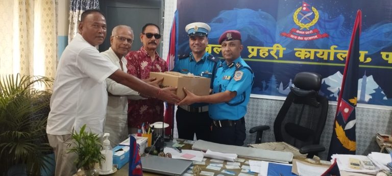 नेत्रज्योति संघ पर्साद्वारा प्रहरीलाई सनग्लास हस्तान्तरण