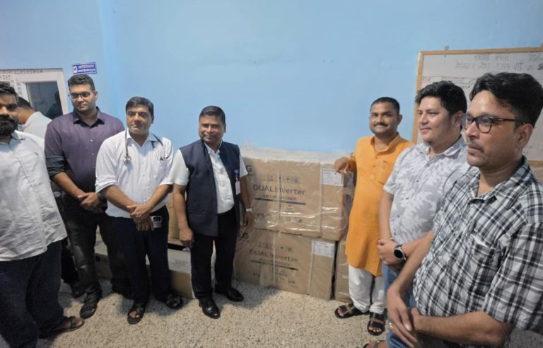 जगरनाथपुर र जीराभवानी गाउँपालिकाबाट नारायणी अस्पताललाई ६ एसी सहयोग