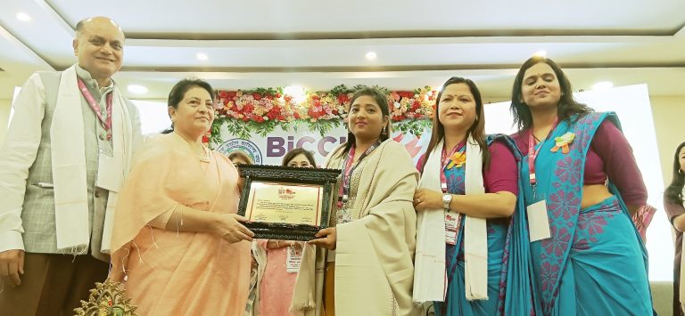 पत्रकार माधुरी महतो पूर्वराष्ट्रपति भण्डारीबाट सम्मानित