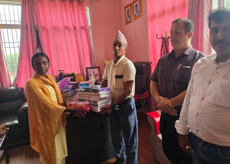 पर्सागढीमा आर्थिक अवस्था कमजोर जेहेन्दार विद्यार्थीलाई अध्ययन सामग्री सहयोग