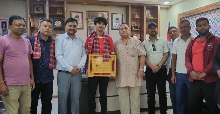 अन्तर्राष्ट्रिय फुटबलमा वीरगंजका अरनीसकाे ऐतिहास सफलता, नगरपालिकाद्वारा सम्मानित