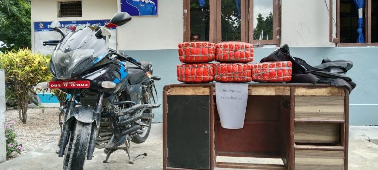 सर्लाहीमा २५ किलो गाँजासहित एक पक्राउ, एक फरार