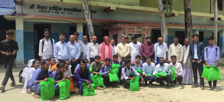 जगरनाथपुर गाउँपालिकाबाट कक्षा १२ का विद्यार्थीलाई पोशाक वितरण