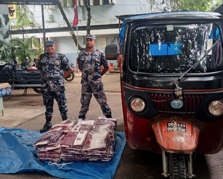 पर्सामा सशस्त्र प्रहरीद्वारा ई–रिक्सा र कपडा बरामद