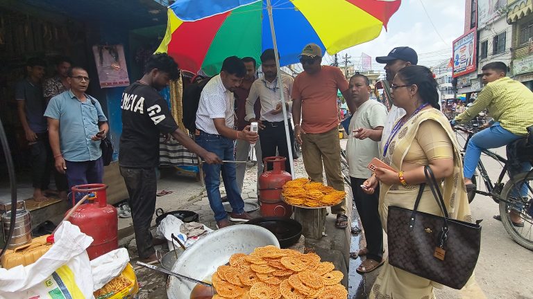 वीरगंज मेलामा २२ मिठाई पसल अनुगमन, गुणस्तरहीन तेल र रंग प्रयोग गर्नेहरूलाई चेतावनी