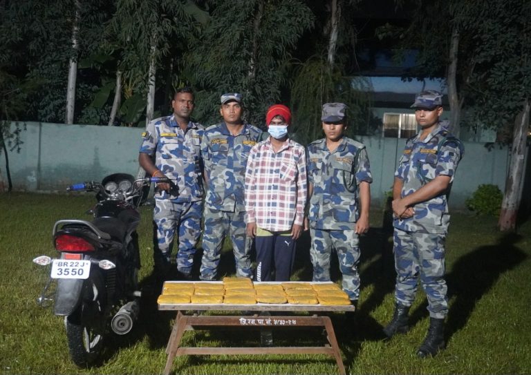 पर्सामा सशस्त्र प्रहरीद्वारा ९ किलोभन्दा बढी चरेश बरामद, एक भारतीय नागरिक पक्राउ