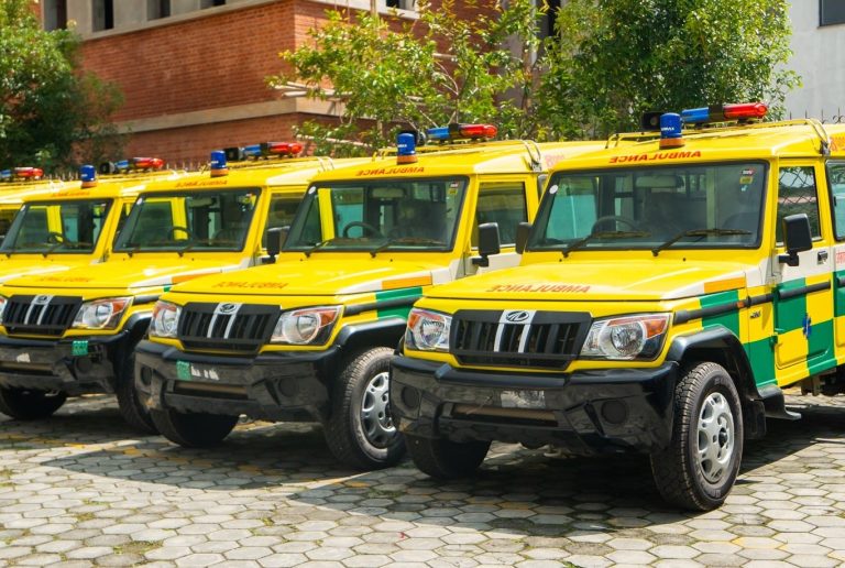 काठमाडाैं महानगरले दुर्गम गाउँपालिकामा एम्बुलेन्स वितरण गर्दै