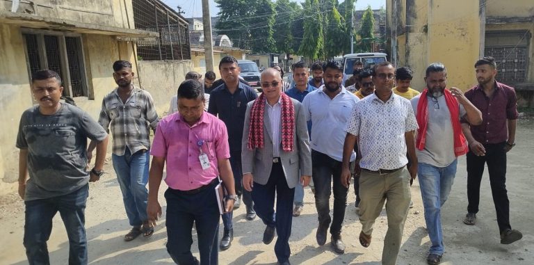 मन्त्री बसन्त कुशवाहाद्वारा नारायणी अस्पताल र वीरगंज नाकाको अनुगमन
