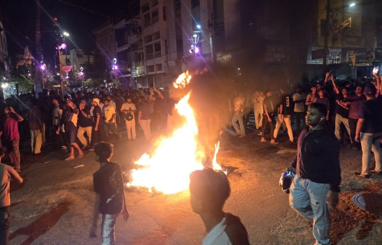 जेनजी प्रदर्शन : वीरगंजमा पनि आगाे बल्याे, प्रशासनद्वारा कर्फ्यु आदेश जारी