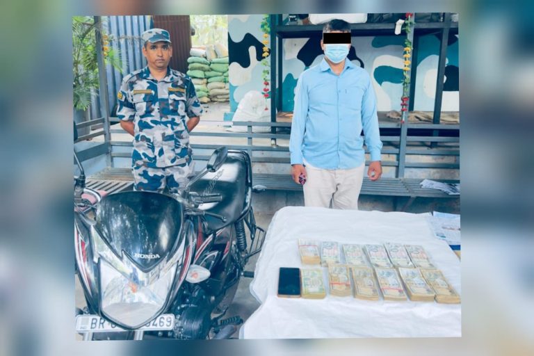 पर्सामा सशस्त्र प्रहरीद्वारा स्रोत नखुलेको ८ लाख रुपैयाँसहित एक जना पक्राउ