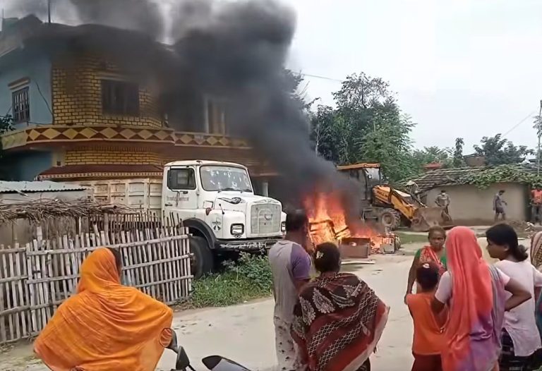 पर्साका गाउँपालिकासम्म जेन जि आन्दाेलनकाे असर : जिराभवानीमा आगजनी र अन्यमा प्रदर्शन