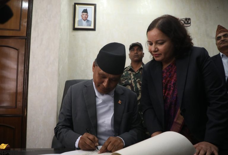 ऊर्जामन्त्री घिसिङको पहिलो निर्णय : विद्युतकाे डेडिकेटेड लाइनको बक्यौता रकम असुल्ने