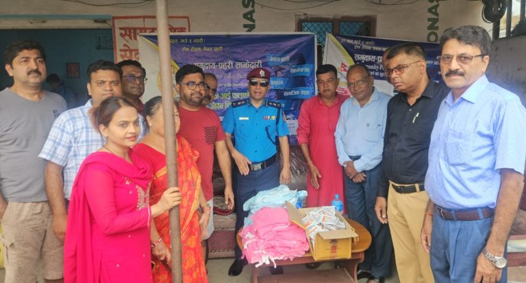 वीरगंजमा डेंगु र हैजा नियन्त्रणका लागि मच्छरदानी र जीवनजल वितरण