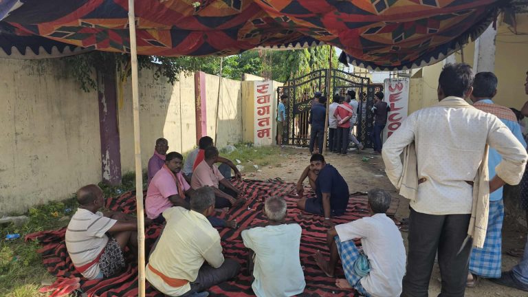 धोबिनी गाउँपालिका कार्यालयमा स्थानीयद्वारा तालाबन्दी