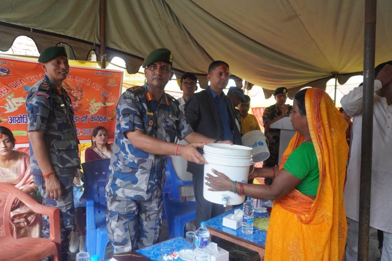 बिपन्न परिवारलाई सशस्त्र प्रहरीद्वारा दशैंको अवसरमा सहयोग