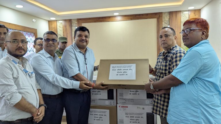 वीरगंज महानगरलाई नेपाल औषधी उत्पादक संघको सहयोग — १० कम्प्युटर र ४ प्रिन्टर हस्तान्तरण