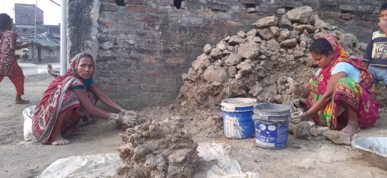तिहार नजिकिएसँगै पर्साका ग्रामीण बासिन्दा घर लिपपोत र कातिकी काममा व्यस्त
