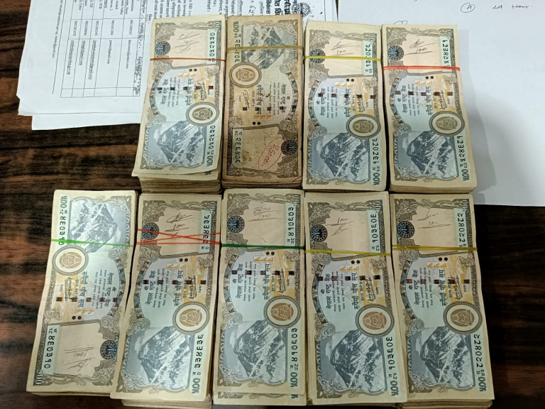 ४ लाख ३४ हजार हुण्डीकाे रकमसहित एक युवक पक्राउ