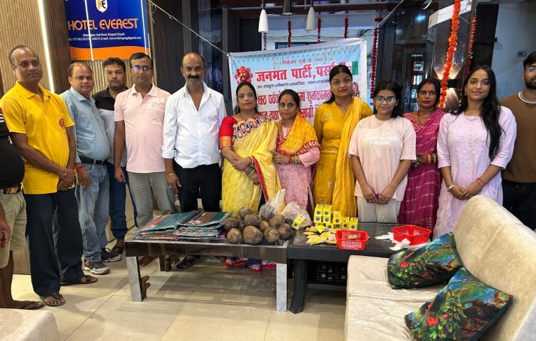 छठ पर्वमा जनमत पार्टीद्वारा ब्रतालु महिलालाई सामग्री वितरण