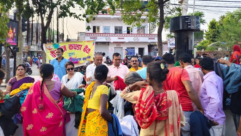 छठ पर्वमा वीरगंज कपडा बैंकद्वारा ११ सय थान कपडा वितरण