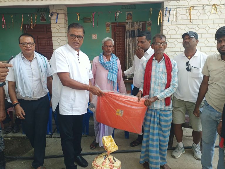 पाेखरियाका बाढी पिडितलाई राहत वितरण