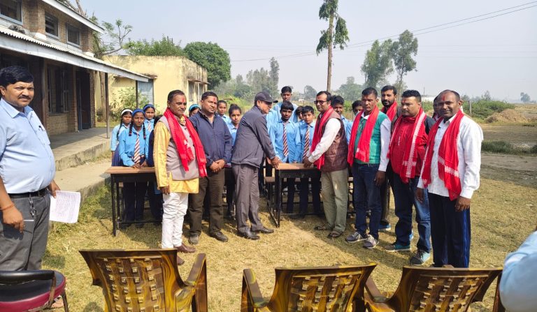 जनमत पार्टीद्वारा विद्यालयमा बेन्च-डेस्क सहयोग