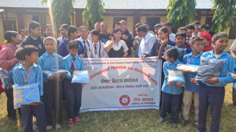 ठोरीमा जोखिममा परेका बालबालिकालाई न्यानो पोसाक वितरण