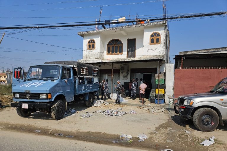 वीरगंजमा भन्सार छली ल्याइएको १५० क्यारेट केरा सशस्त्र प्रहरीले पक्राउ गरि भन्सार बुझायो