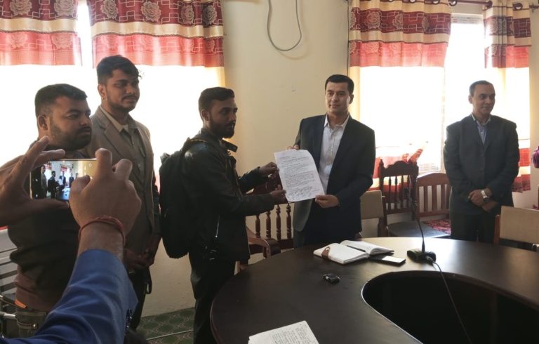 खुला सीमा दुरुपयोग रोक्न जेन जि युवा समूह पर्साद्वारा सिडिओलाई ज्ञापन