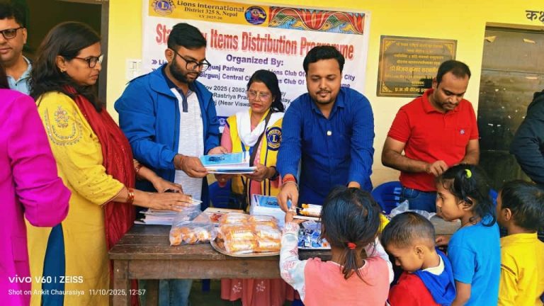 वल्ड साइन्स डेको अवसरमा विद्यार्थीलाई शैक्षिक सामग्री वितरण