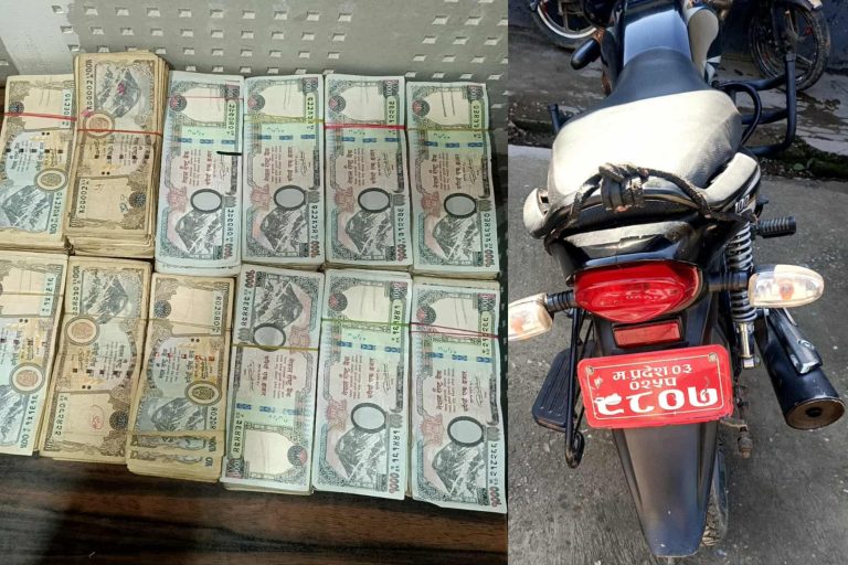 हुण्डीकाे रकमसहित भारतीय नागरिक पक्राउ