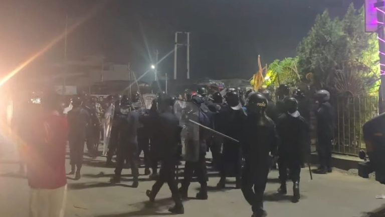 जनकपुरधाममा निजी अस्पतालका स्वास्थ्यकर्मी र प्रहरीबीच झडप, चार राउन्ड अश्रुग्यास प्रहार