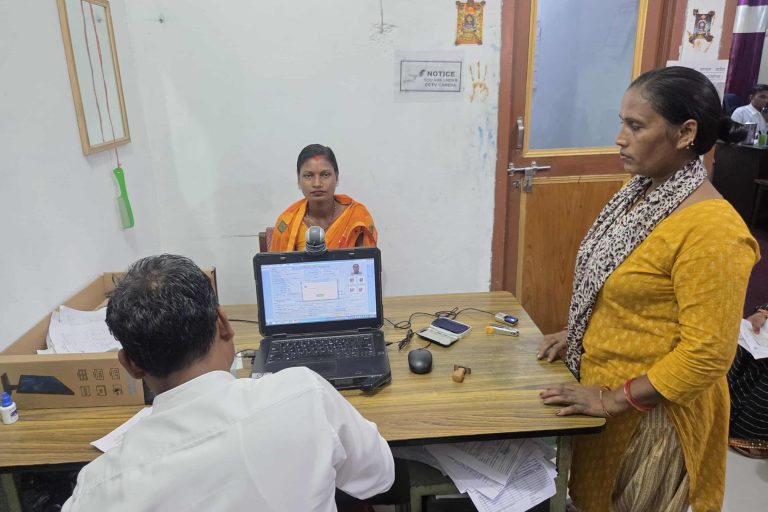 मतदाता नामावली दर्ताका लागि निर्वाचन आयोगको अपिल, दैनिक १२ घण्टा सेवा प्रबाहको व्यवस्था