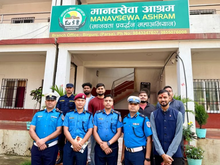 प्रहरी निरीक्षकहरूले मानवसेवा आश्रममा आश्रितहरूलाई गराए भोजन