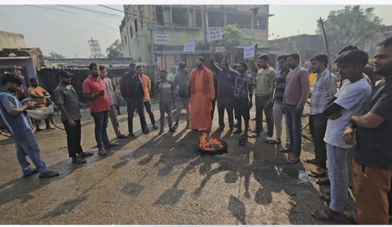 भिष्वामा गाई तस्करीको विरोधमा प्रदर्शन, टायर बालेर आक्रोश प्रकट